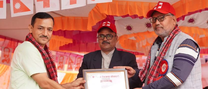 बैतडी समाज कैलालीका रक्तदान कार्यक्रम संयोजक चन्द सम्मानित 